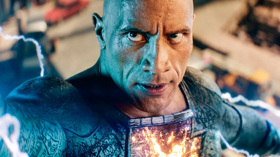 Dwayne Johnson har ett uselt morgonhumör i "Black Adam". Pressbild.
