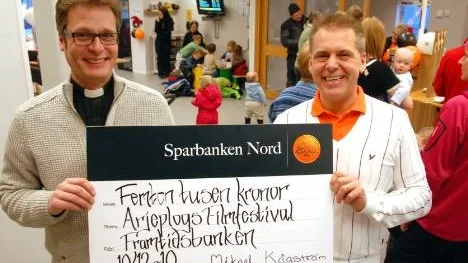 15 000 kronor för vart och ett av de tre kommane åren. Det får Arjeplogs Filmfestival av Framtidsbanken. Festivalgeneral Niklas Westling mottog checken och bankföreståndare Mikael Kågström delade ut.