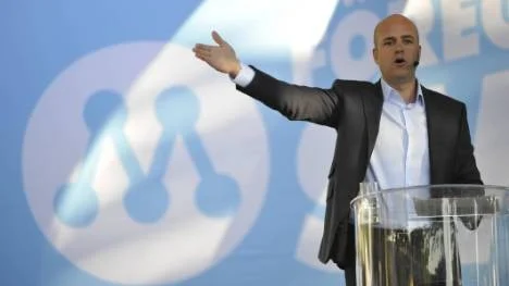Fredrik Reinfeldt försöker med sitt tal om att vara bärare av allmänintresset framstå som en statsministerkandidat för alla svenskar. Politik handlar om att skilda partierna företräder olika politiska idéer, och därmed per definition är företrädare för olika särintressen.
