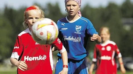 IFK Arvidsjaur vann finalen ifjol mot Gammelgården med 1-0. Efteråt firade laget med ett dopp i det blå. (Arkivbild)