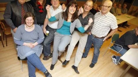 Jublade på Centerpartiets valvaka i Korsträsks byagård gjorde bland andra från vänster Greger Andersson, Agneta Nilsson (sittande), Berit Hardselius, Magnus Danielsson, Matilda Wiklund, Johan Johansson och Eilert Isaksson.