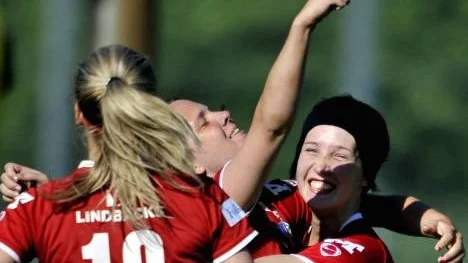 De tre målskyttarna Erika Nilsson-Waara, Erika Karlsson och Camilla Jolhansson jublar efter Piteås övertygande seger mot Enskede.