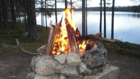En värmande eld i en något kylslagen junikväll.