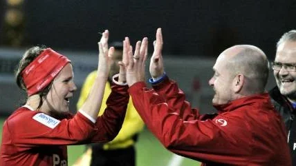 Det ser ut att bli en fortsättning för Peter Grundström i Piteå IF, här tillsammans med Erika Karlsson. I alla fall är han spelarnas val.FOTO: K-G Z FOUGSTEDT