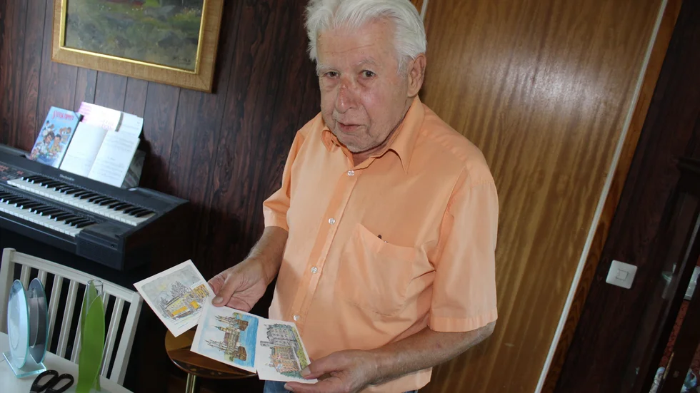 Konstnären Leo Dobrowsky från Söderköping, med några av hans över 80 tecknade vykort.