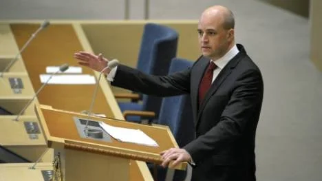 Statsminister Fredrik Reinfeldt  hade vid partiledardebatten svårt att förklara varför regeringen inte tar några initiativ för att trygga framtiden för de många som nu varslas om uppsägning och som kan förlora sina jobb.