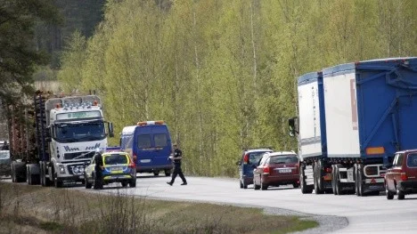 Först körde en mopedist i diket sedan inträffade en kollision mellan två av de väntande bilarna.