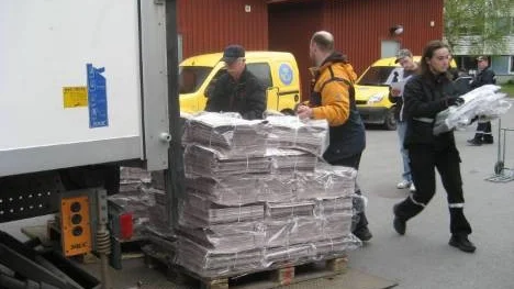 Snabba ryck. När tidningarna anlände från tryckeriet i Skellefteå utbröt en febril aktivitet, tidningsbuden sprang om varann för att så snabbt som möjligt lasta tidningar till "sina" distrikt.