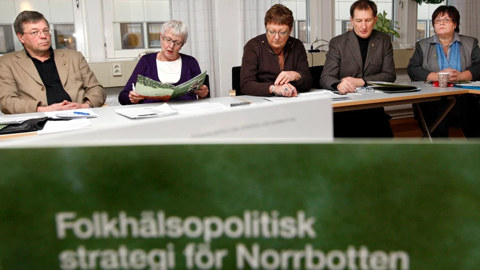 Leif Wikman, Maj-Britt Lindström, Britt Westerlund, Kåre Strömbäck och ordförande Agneta Granström presenterade rapporten "Skolbarns hälsa och levnadvanor" på Landstingshuset i går.