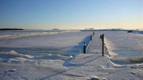 Bilden togs en klar och kall dag vid småbåtshamnen på Pite havsbad.