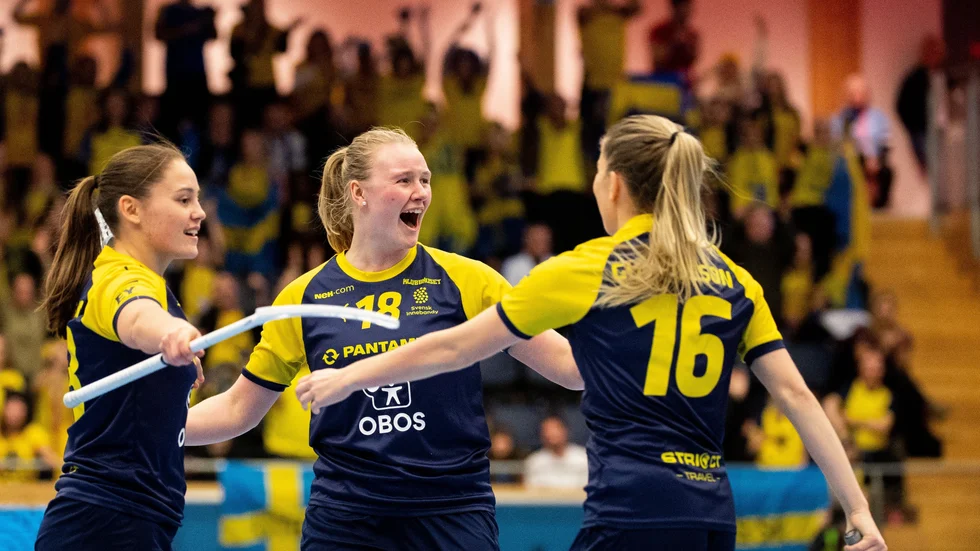 Klara Molin, Sirius, i mitten jublar för mål under VM i Uppsala förra året. Hon gratuleras av Wilma Johansson och Moa Gustafsson.