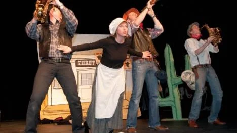 Robert Norman, till vänster, Anna-Karin Hagström, Sigurd Löf och Erik Bergström får det att svänga rejält under föreställningen "Saxofonäventyr i westernmiljö".