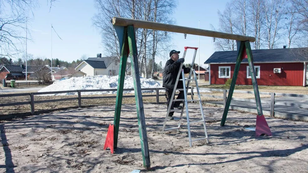 Gammaldags. Överliggaren till gungställningen har bytts ut och Alf Mukka klättrar upp för att justera den. Notviksparkens lekplats har inte mycket till lekredskap, förutom gungorna finns en sandlåda, rutschkana och två gungdjur.