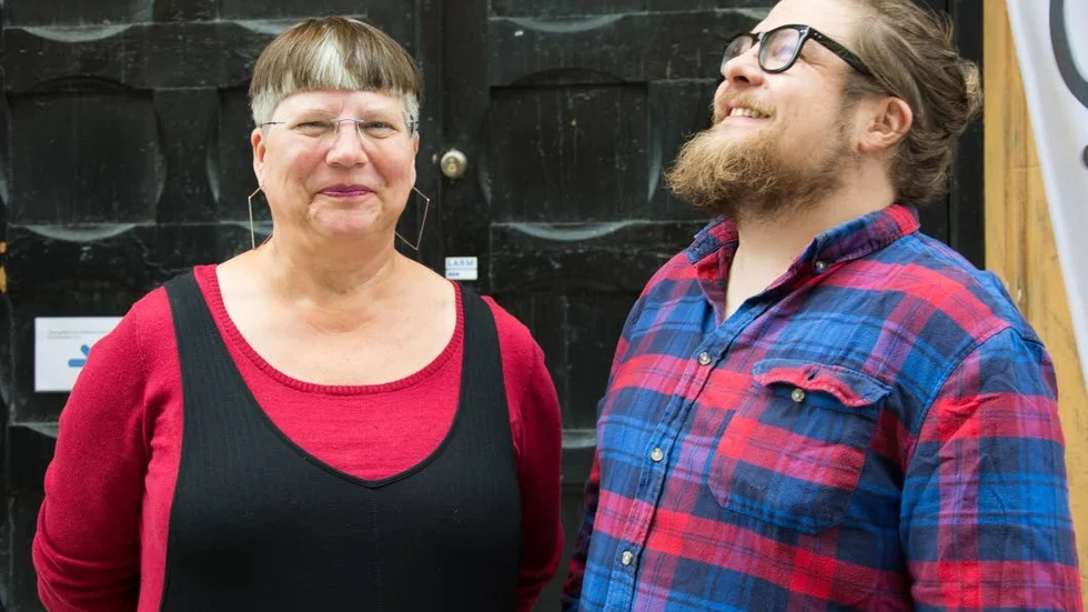 Fler perspektiv. I samband med premiären och turnén av Tornedalsteaterns sceniska föreställning "Malmens väg" anordnas också en turnerande filmfestival för att ge fler perspektiv på människans relation till gruvdriften. På bild ses Susann Jonsson, vd Filmpool Nord och Markus Forsberg, Tornedalsteatern.