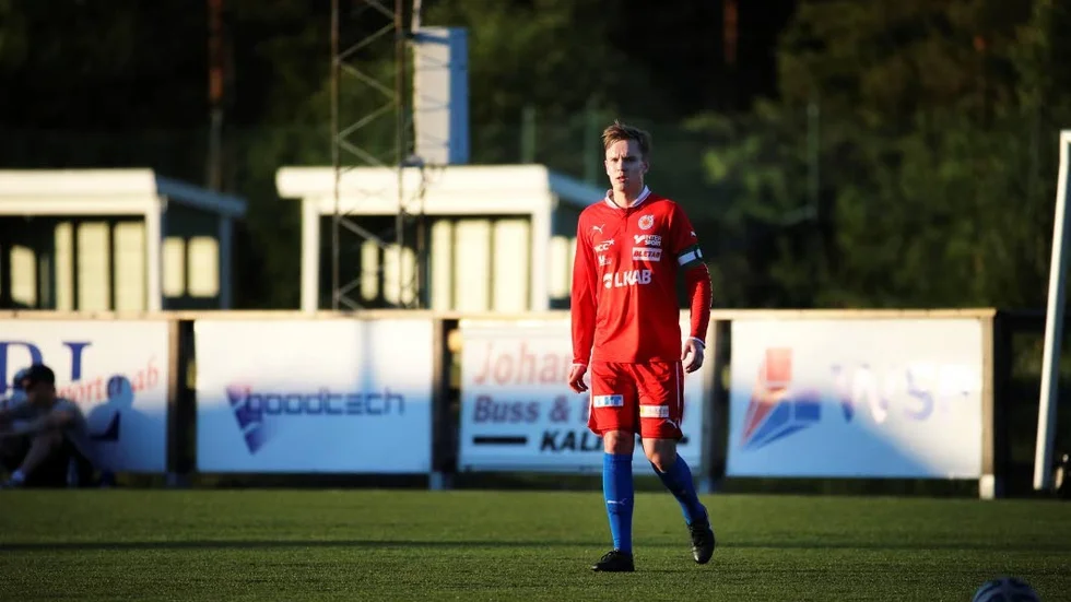 Kiruna FF:s lagkapten Johan Karlberg Stålnacke fick jubla efter derbyt mot Gällivare/Malmberget som slutade med en galen straffseger.