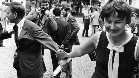 DRAGKAMP. Lisbet Palme försöker få med sig sin make in till middagen efter en presskonferens på                     Harpsund 1971.