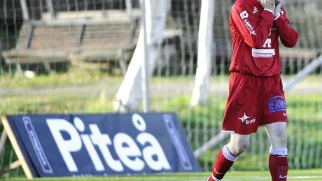 HUVUDVÄRK. Victor Brännström vill nog helst glömma helgens match snabbt.