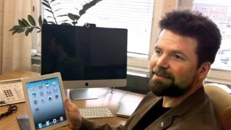 LÄSPLATTOR. Haparandas kommunchef Patrik Oja berättar att kostnaden för de 53 läsplattorna till politikerna tjänas in på ett år. "Miljöpåverkan bli också mindre", säger han.