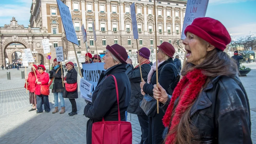STOCKHOLM 20160421
Tantpatrullen demonstrerar för ett nytt pensionssystem vid Mynttorget i Stockholm. De menar att det nuvarande missgynnar äldre kvinnor.
Foto: Henrik Montgomery / TT / kod 10060