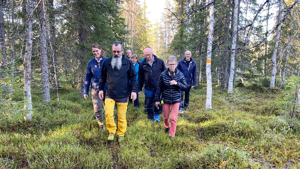 Invigningen blev välbesökt och det var också en hel del som passade på att gå en liten sträcka. Längst fram Anna Israelsson, Peter Tjärnlund, Staffan Hjelte och Inga-Britt Hultmar.