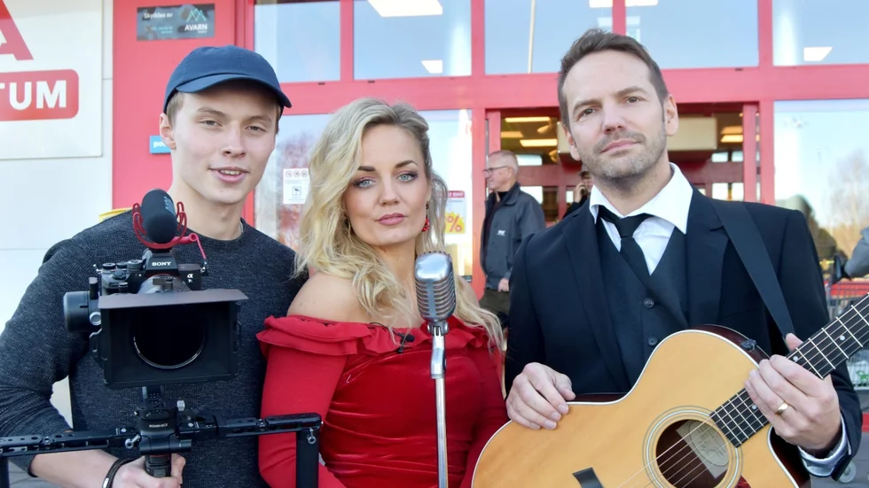 Mimi Werner uppträde på Ica kvantum med gitarristen Peter Jonsson. 