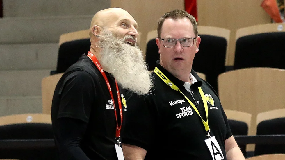 Arnis Butans till vänster får lämna tränaruppdraget i Gute och ersätts av assisterande tränaren Peter Qviström (höger på bilden).