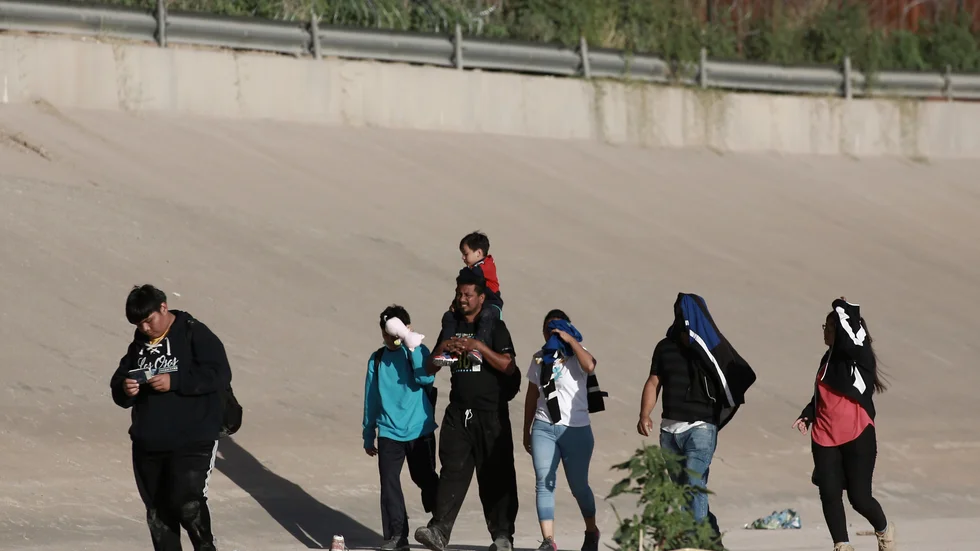 En grupp venezuelanska migranter går mot USA:s gräns för att överlämna sig till gränspatruller i mexikanska Ciudad Juárez den 13 oktober.