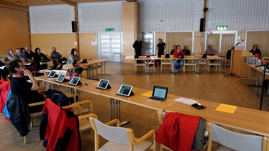 Glest. Det var tunt med ledamöter när kommunstyrelsen skulle få ansvarsfrihet. Endast tre personer ansåg sig inte vara jäviga och fick sitta kvar och fatta beslutet.