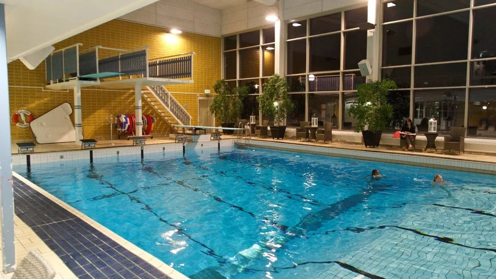 Stora bassängen i Öjebyns simhall öppnar igen efter problem med kloreringen. (Arkivbild)