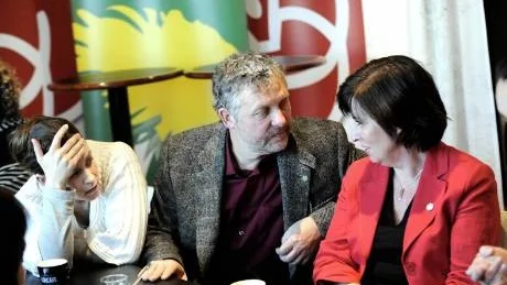 GODA KAMRATER. Maria Wetterstrand (mp), Peter Eriksson (mp) och Mona Sahlin (s) trivs tillsammans - utan Lars Ohly (v).