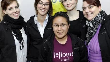 JUBILERAR.Therese Nilsson, Maria Sundvall-Taavo, Hanna Hageman Kröger, Veronica Männikkö och Sandra Erixon är alla engagerade i tjejjouren i Luleå som firar tio år.