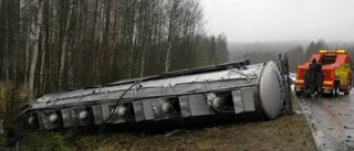 Tankbil välte på E 10