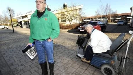 CENTRAL BUSSSTATION. Råneåborna är måna om sin busstation. "En busstation bör ligga centralt", säger Ove Höglund, Råneå. Bo Enström, i bakgrunden, åker visserligen färdtjänst när han ska resa men han menar att Råneå behöver sin busstation.