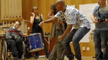 BLANDA KONSTFORMER. Föreningen Share Music, med ursprung i England, reser runt i Sverige och håller kurser i musik, dans och konst.