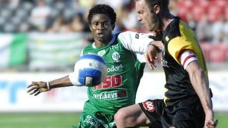 SVETTIGT. Aluspah Brewah i kamp om bollen med Hammarbys lagkapten Mikkel Jensen.