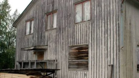 RÄDDADES. Mannen försökte anlägga branden vid gaveln på huset men hejdades i tid. Foto: Britt-Louise Spets