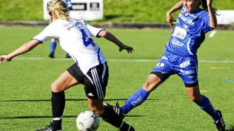 PIGG. Olivia Hansson kom fler gånger runt på sin högerkant. Foto: JOSEFIN WIKLUND