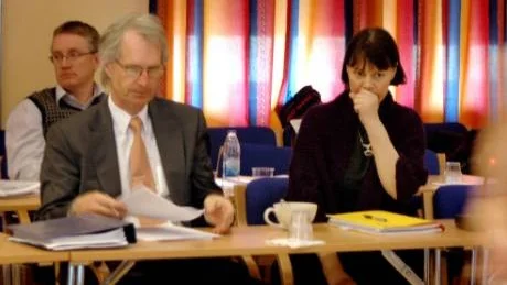 Långa förhandlingar. LKAB:s Christina Danhér kväver en gäspning under förhandlingarna vid miljödomstolen. Företagets jurist Thomas Karlberg sitter bredvid.  Foto: Åsa Poromaa