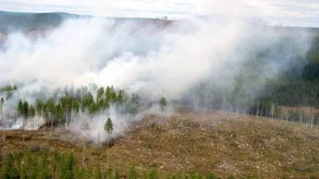 svårsläckt. Blåst och svår terräng ställde till det för räddningstjänsten när det brann i en bergssluttning i Vidsel.Foto: Flygräddningen 1:a Helikopterskvadronen