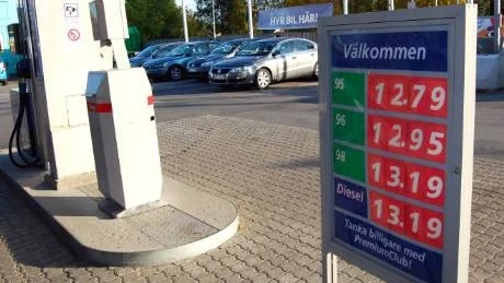 SÄNKT PRIS. Priset per liter på Statoilmacken i centrala Boden i lördags. Bilisten i Harads har inte kunnat sänka priset i samma takt.