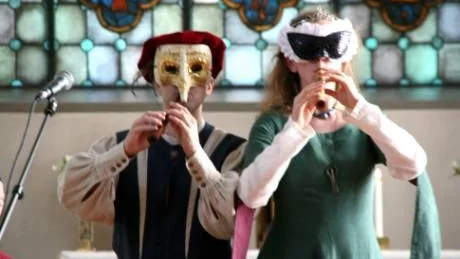 hortlax. Även masker och dans ingick i gårdagskvällens härliga konsert med medeltidsensemblen Ambrosia. Foto: ULF WIKSTEN