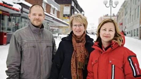 KNAPP MAJORITET. Kristina Zakrisson (S), i mitten, har tagit hjälp av Niklas Sirén (V) och Ragnhild Svonni (SL) för att få majoritet med 24 av 45 mandat i kommunen. Vård och omsorg, barnomsorg och skola är tre saker som står högt upp på agendan.