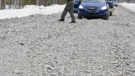 STENAR MÅSTE FLYTTAS. Bilist tvingas kliva ur bilen och flytta undan en stor sten för att kunna fortsätta färden.