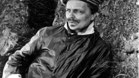 POSERAR. August Strindberg lutar sig mot en klippvägg 1900.
