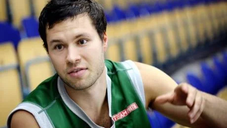 PÅ PLATS. Vesa Mäkäläinen har landat i Luleå och nu kan LF   Basket träna med fullt lag för första gången under försäsongen. Finländaren är tillbaka i Sverige med ett mål - att vinna SM-guld.