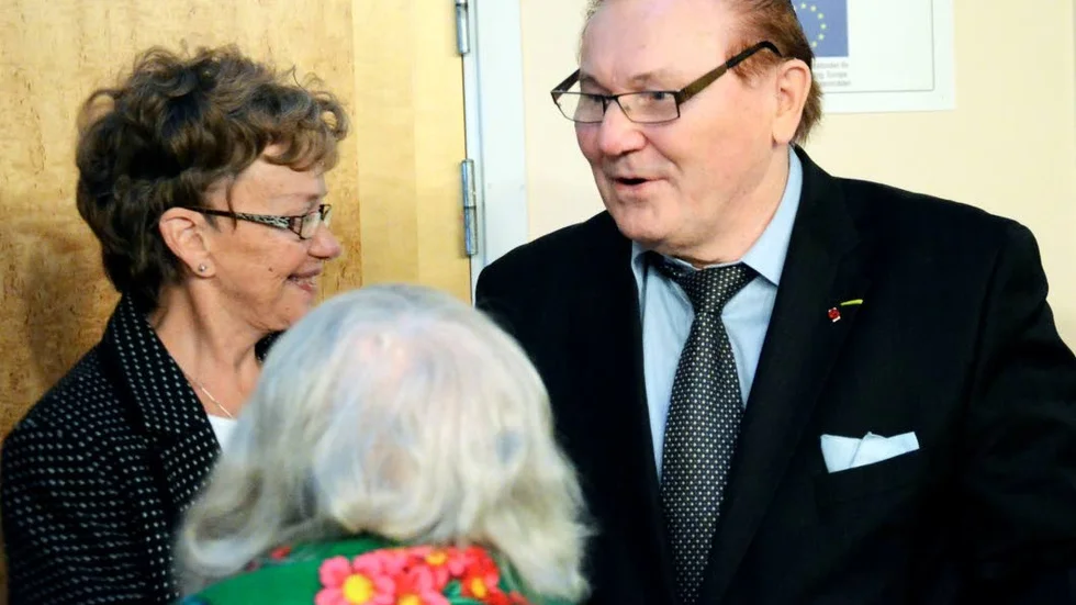FIRADE. Britta och Allan Lehto uppvaktades av 150 gäster. Bussar från Haparanda, Pajala och Pello tog gästerna till Hotell Tornedalia i Övertorneå.