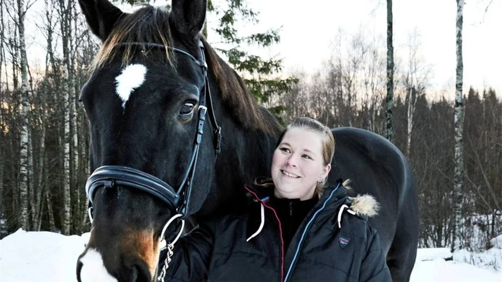 NYA ÄGARE. Ida C-Gyllecrantz och hennes häst 17-årige Errac stortrivs på gården i Nyborg.