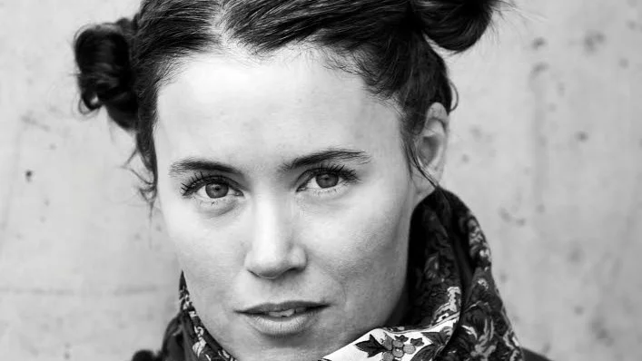 Klaustrofobisk familj. Linda Boström Knausgårds ”Välkommen till Amerika” ger en övertygande bild av en klaustrofobiskt existerande familj, men tar sig aldrig vidare från den åskådliga stillbilden, menar Kurirens recensent Jan-Olov Nyström.