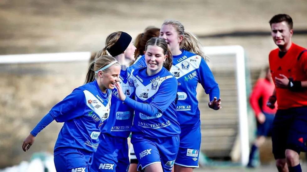 Emelie Hemvall (till vänster) gjorde ett av Alviks mål.