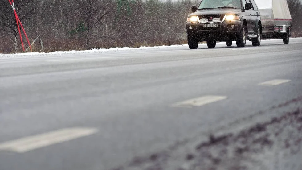 Saltat. Att Trafikverket har börjat salta E10 söder om Kiruna är något som upprör många bilister. En proteststorm har nu vänt sig mot Trafikverket i hopp om att få stopp på saltandet av vägen.